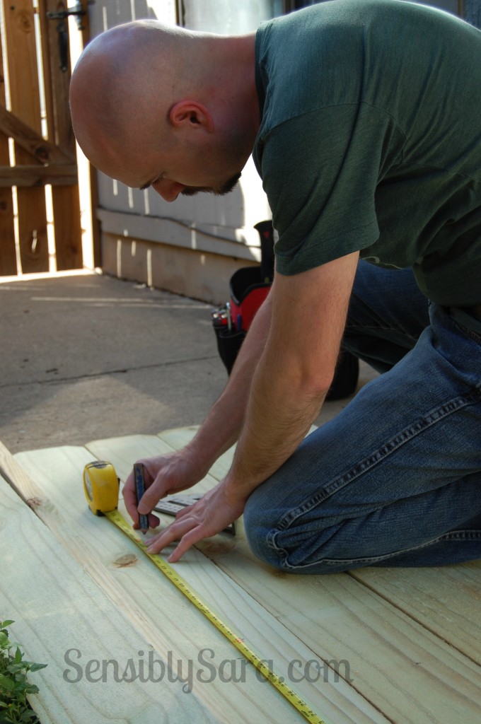 DIY Fence Table | SensiblySara.com