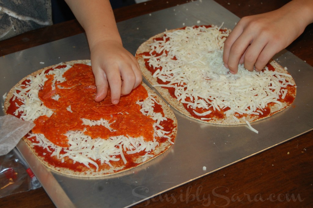 #kidsinthekitchen - Flatout Flatbread Pizza | SensiblySara.com