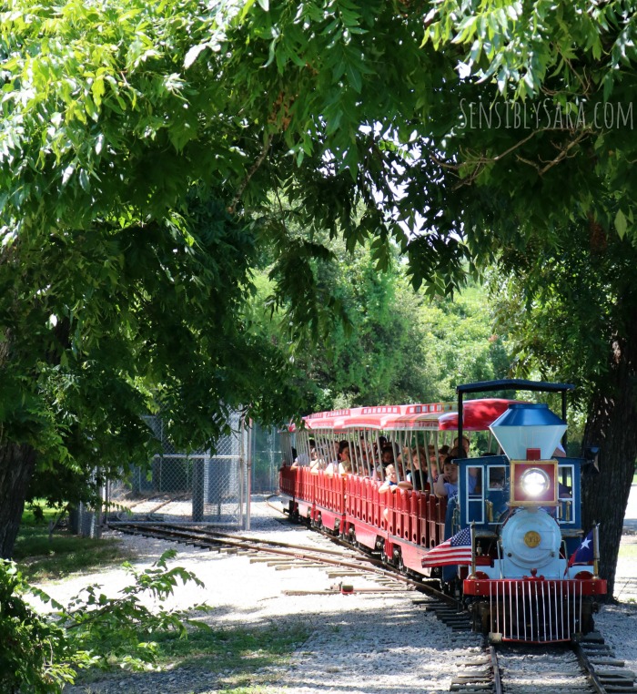 Ride the Train at the San Antonio Zoo | SensiblySara.com