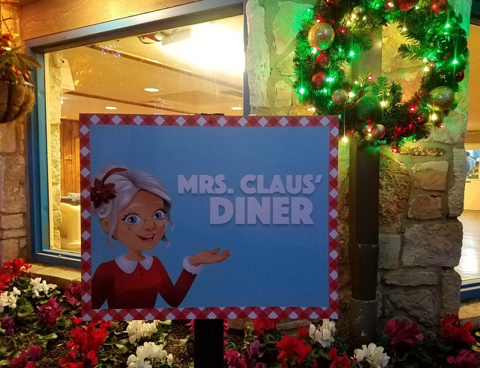 Dinner with Mrs. Claus at the San Antonio Zoo | SensiblySara.com