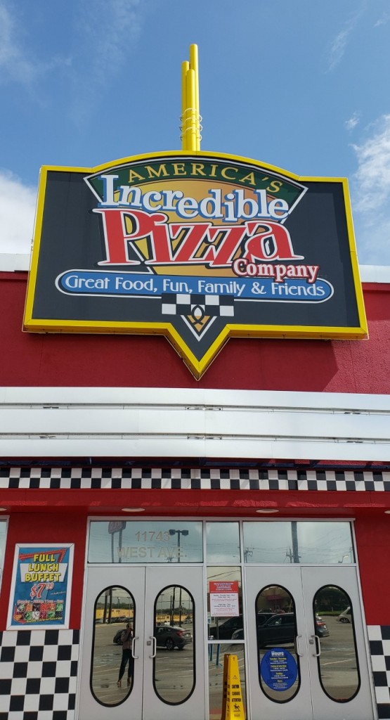 Incredible Pizza San Antonio | SensiblySara.com